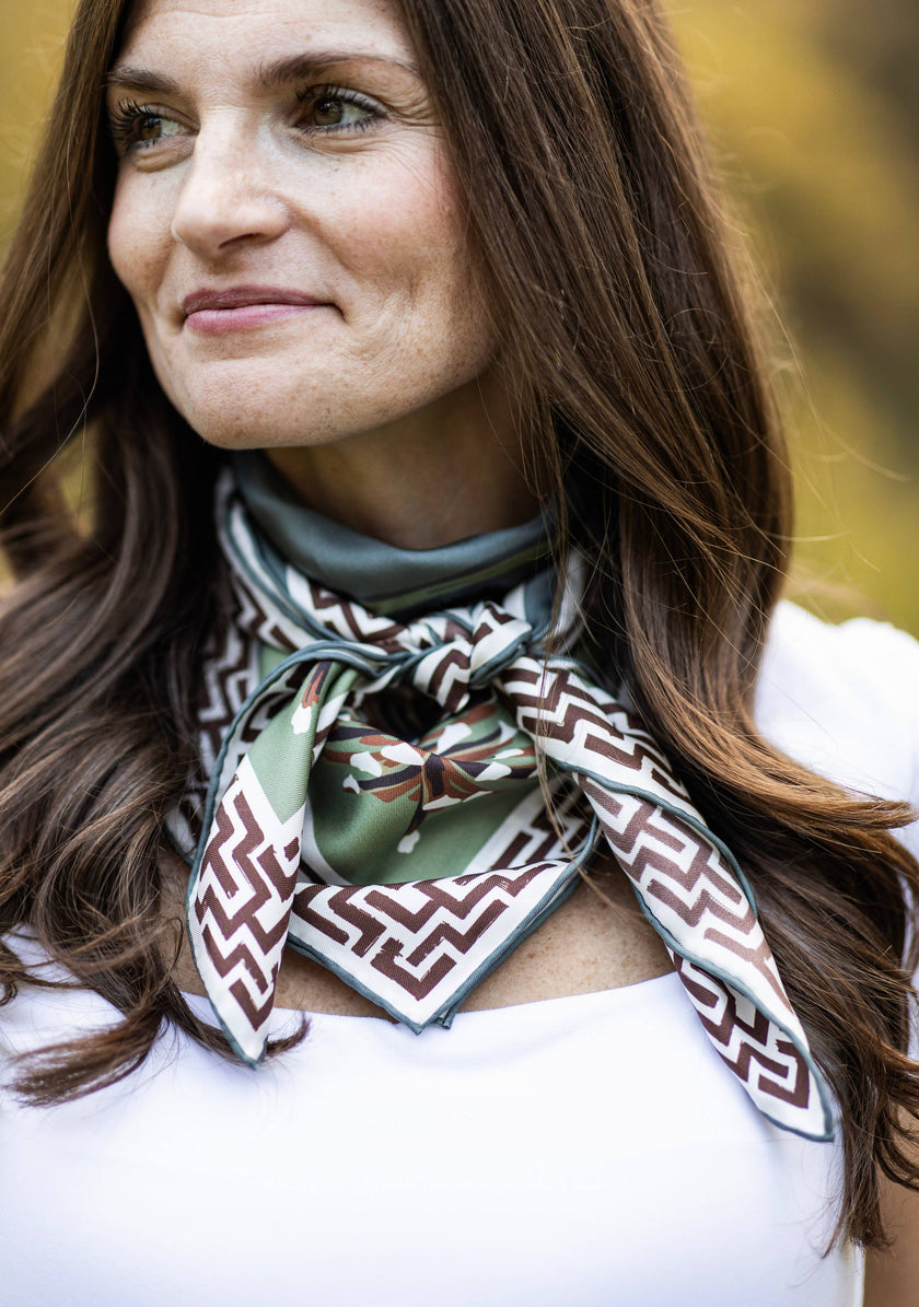 Light Blue Pointing Strong Silk Scarf